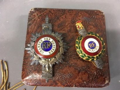 null Deux médailles de la Chambre des députés et ue écharpe tricolore