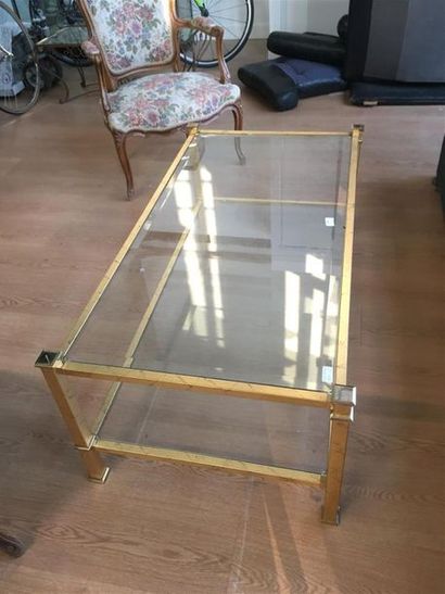  Table basse deux plateaux en verre monture en laiton 113 x 48 cm H : 52 cm