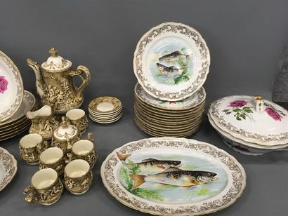 null Service en porcelaine de Limoges blanc et or à décor de 
roses 18 grandes assiettes,...