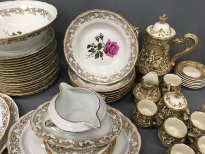 null Service en porcelaine de Limoges blanc et or à décor de 
roses 18 grandes assiettes,...
