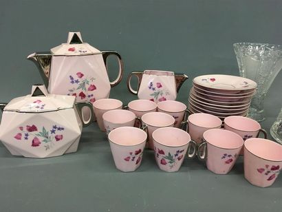 null Service à café en porcelaine rose vase 
Joint carafe, broc et vase en cristal...