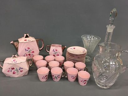 null Service à café en porcelaine rose vase 
Joint carafe, broc et vase en cristal...