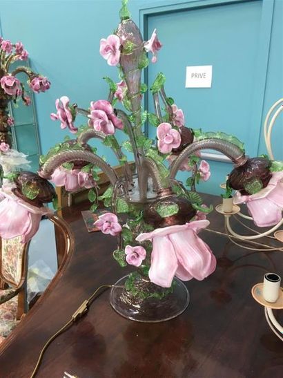 null Importante lampe de table en verre de Murano polychrome à décor de larges fleurs.
H...