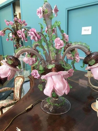 null Importante lampe de table en verre de Murano polychrome à décor de larges fleurs.
H...
