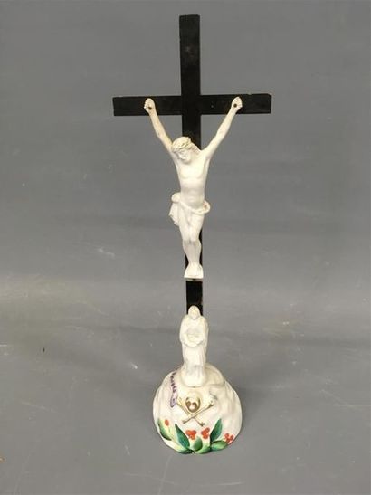 null Crucifix socle en porcelaine Vierge et Christ en biscuit
H: 40 cm