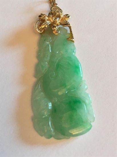 null Pendentif en jade à décor d efruits, monture en or 14 K