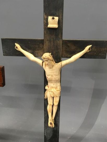 null 3 crucifix dont un en ivoire
H Christ en ivoire : 18 cm