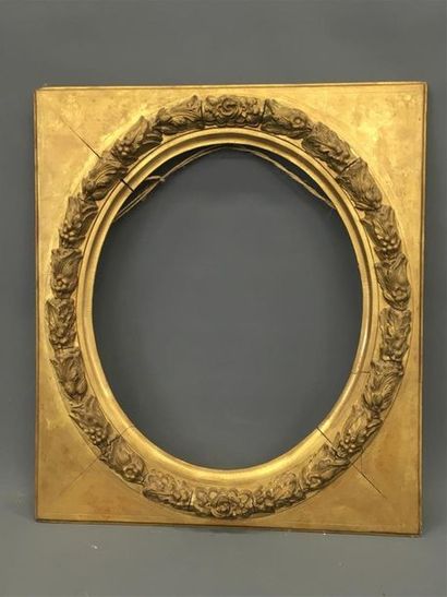 null Cadre ovale en bois doré 
Dim extérieures : 73.5 x 64.5 cm
Dim intérieure :...