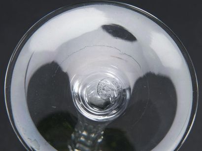null BACCARAT, 6 verres à vin du Rhin en cristal taillé et coloré
H : 19 cm