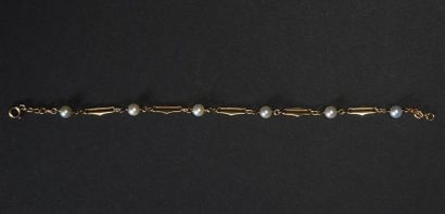 null Bracelet en or jaune (750) 18K maillons oblongs alternés de perles de culture....