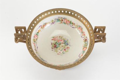 null Coupe en porcelaine ornée de bouquets de fleurs et d'un médaillon figurant une...