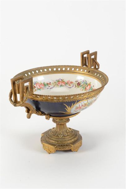 null Coupe en porcelaine ornée de bouquets de fleurs et d'un médaillon figurant une...