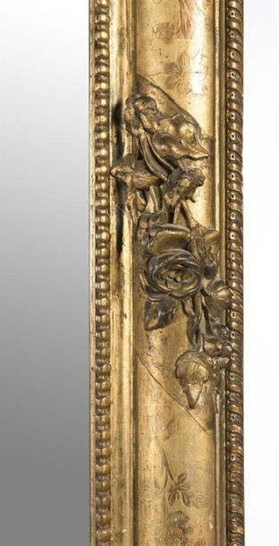 null Miroir de cheminée en stuc doré à décor d'une corniche centrée d'un médaillon...