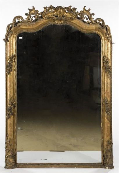 null Miroir de cheminée en stuc doré à décor d'une corniche centrée d'un médaillon...
