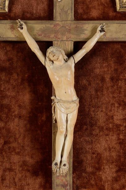 null Christ en ivoire sculpté dans un cadre en stuc doré
18ème siècle, travail probablement...