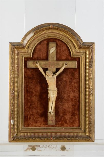 null Christ en ivoire sculpté dans un cadre en stuc doré
18ème siècle, travail probablement...