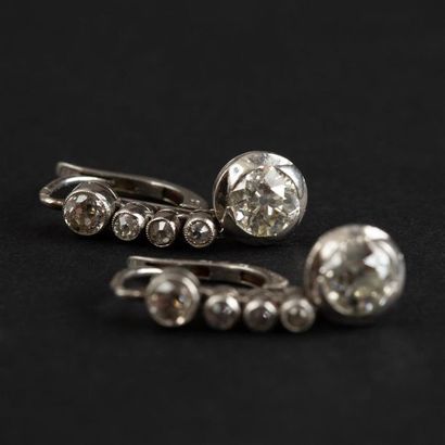 null Paire de boucles d'oreilles en platine et or blanc (750) 18K, ligne de 5 diamants...