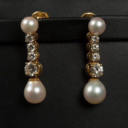 null Paire de pendants d'oreilles en or jaune (750) 18K ligne: perle de culture avec...