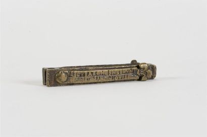 null Moule à balles et à plomb en bronze 
18ème siècle
L : 13, 5 cm
joint un médaillon...