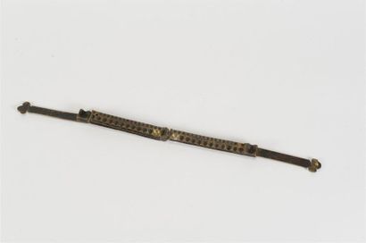 null Moule à balles et à plomb en bronze 
18ème siècle
L : 13, 5 cm
joint un médaillon...