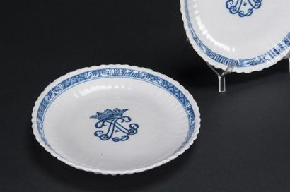 null Paire de petits plats creux en porcelaine monogrammées d'un double L couronné,...