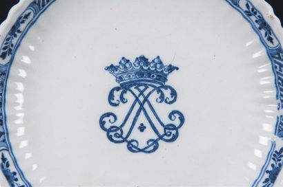 null Paire de petits plats creux en porcelaine monogrammées d'un double L couronné,...