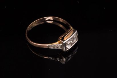 null Bague jarretière en platine et or (750) 18K ornée de diamants taille roses (accident)....