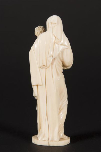null Vierge à l'enfant
Sujet en ivoire finement sculpté
19ème siècle 
H : 12, 5 ...