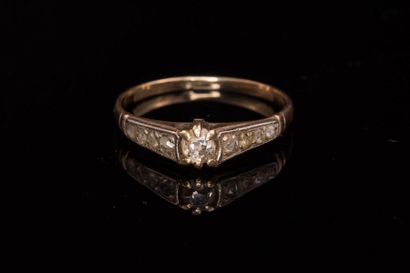 null Bague en or rose (750) 18K ligne de diamants taille rose centrées d'un diamant...
