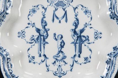null Paire de petits plats polylobés en faïence à décor à la Bérain, 
18ème siècle
Diam :...
