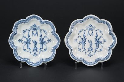 null Paire de petits plats polylobés en faïence à décor à la Bérain, 
18ème siècle
Diam :...