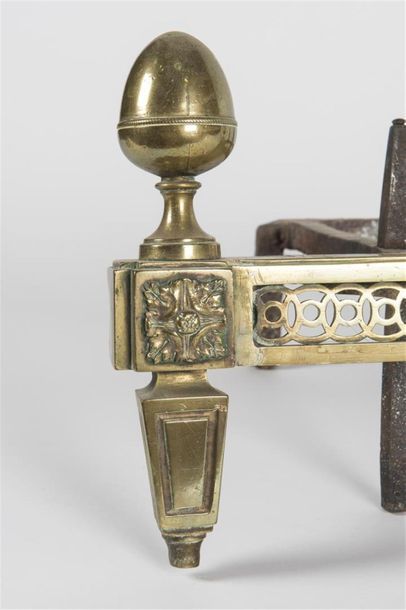 null Paire de chenets en bronze, style Louis XVI
19ème siècle
H : 25cm
L: 35 et 40cm
(manque...