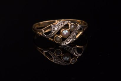 null Bague croisée en or deux tons (750) 18K ornée de roses et demi perles. Vers...