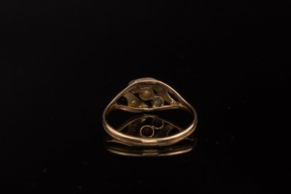 null Bague croisée en or deux tons (750) 18K ornée de roses et demi perles. Vers...