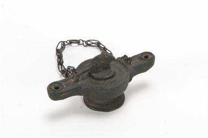 null Petite lampe à huile à suspendre en bronze à décor d'une souris
11 x 5 cm