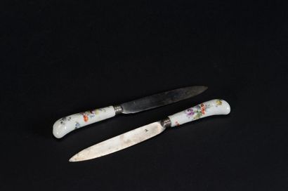 null Paire de couteaux manches en porcelaine de Saxe, lame acier 
18ème siècle
L...