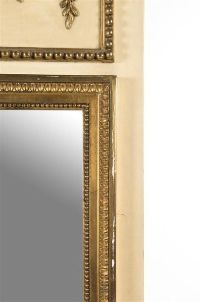 null Trumeau de cheminée en bois laqué et doré
Style Louis XVI
H : 157 L : 94 cm
