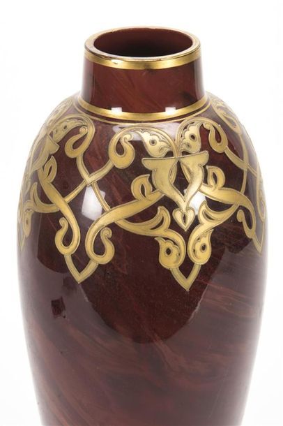 null Important vase balustre en verre émaillé et doré vers 1900
H : 52 cm