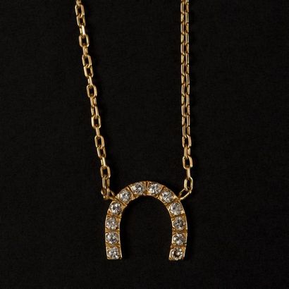 null Chaîne en or jaune (750) 18K coupée d'un motif fer à cheval serti de diamants....