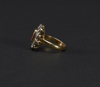 null Bague en or jaune (750) 18K marguerite de 10 diamants au centre un rubis en...