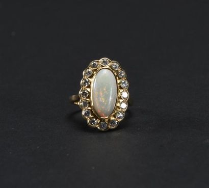 null Bague en or jaune (750) 18K corbeille ovale, serti clos d'une opale entourée...