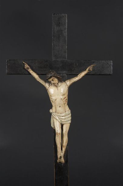 null Crucifix en bois noirci Christ en bois polychrome
Travail méridional 19ème siècle
H...