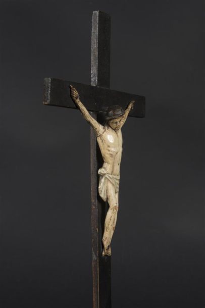 null Crucifix en bois noirci Christ en bois polychrome
Travail méridional 19ème siècle
H...