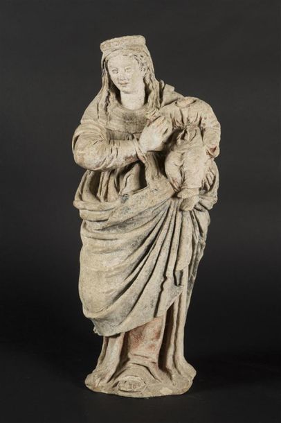 null Vierge à l'Enfant couronnée, sculptée en ronde bosse, en pierre calcaire, trace...
