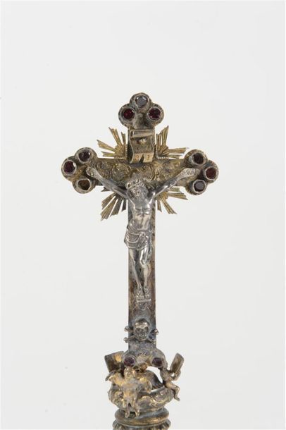 null Crucifix en argent , socle orné de cabochons
H : 13.5 cm
Poids brut : 52 g
Daté...