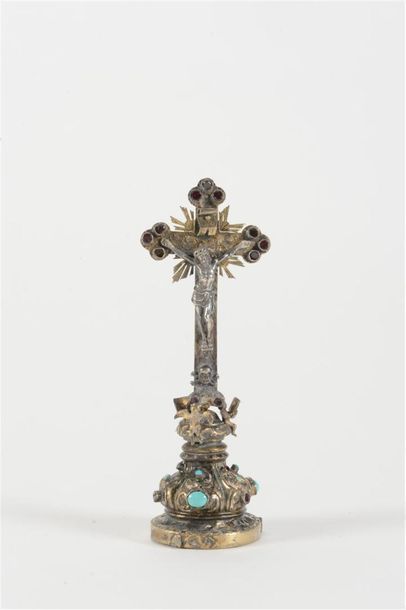 null Crucifix en argent , socle orné de cabochons
H : 13.5 cm
Poids brut : 52 g
Daté...