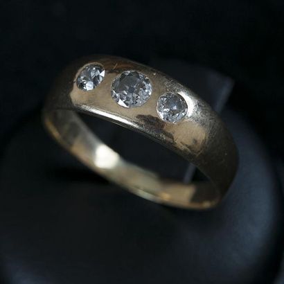 null Bague demi jonc en or jaune (585) 14 K sertie clos de 3 diamants taille ancienne...