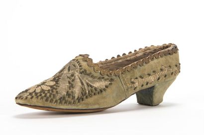 null Paire de souliers de femme à talons, en velours brodée 18ème siècle 
L. 25c...