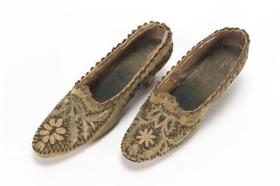 null Paire de souliers de femme à talons, en velours brodée 18ème siècle 
L. 25c...