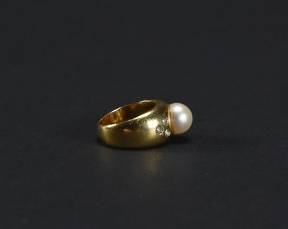 null Bague boule en or jaune (750) 18K ornée d'une perle de culture bouton épaulée...